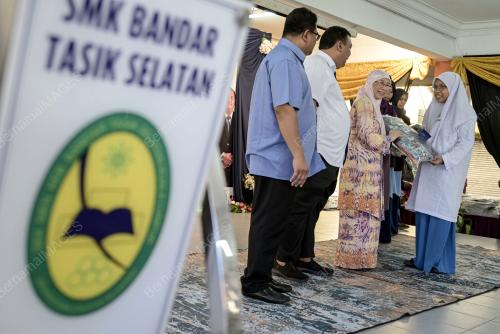 DATUK SERI DR WAN AZIZAH WAN ISMAIL