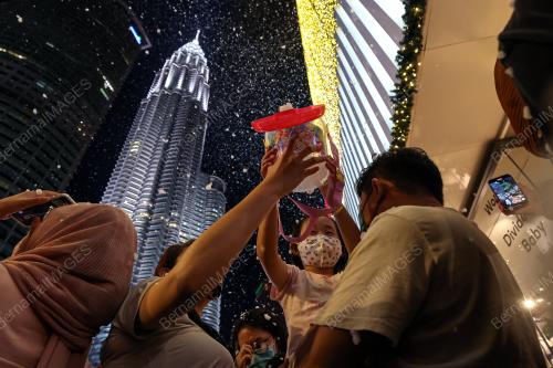 SALJI BUATAN TARIKAN ORANG RAMAI