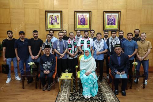 TUANKU AZIZAH AMINAH MAIMUNAH ISKANDARIAH