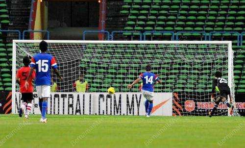 KL69_28042012_BOLA3