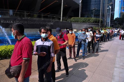 WARGA ASING BERBARIS PANJANG DI PPV KLCC