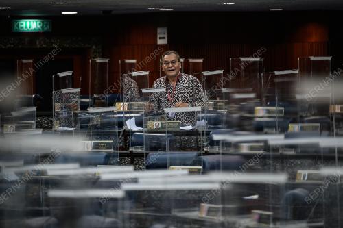 PEMAKAIAN BAJU BATIK DI PERSIDANGAN DEWAN RAKYAT