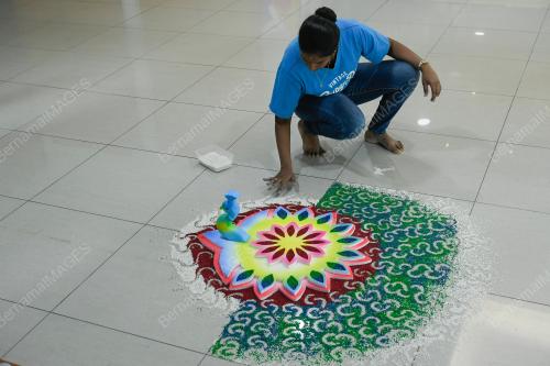 LUKISAN KOLAM SEMPENA SAMBUTAN DEEPAVALI