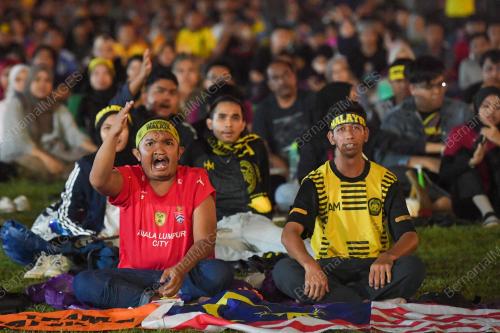 TAYANGAN SKRIN GERGASI BOLASEPAK PIALA AFF MITSUBISHI