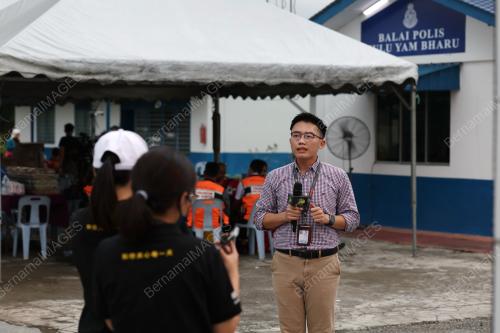 PETUGAS MEDIA TANAH RUNTUH