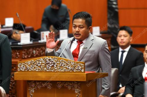 ANGKAT SUMPAH AHLI DEWAN NEGARA
