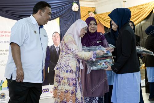 DATUK SERI DR WAN AZIZAH WAN ISMAIL