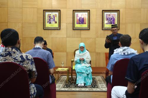 TUANKU AZIZAH AMINAH MAIMUNAH ISKANDARIAH