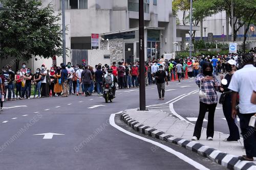 WARGA ASING BERBARIS PANJANG DI PPV KLCC