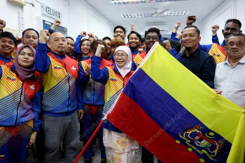 DATUK SERI DR WAN AZIZAH WAN ISMAIL