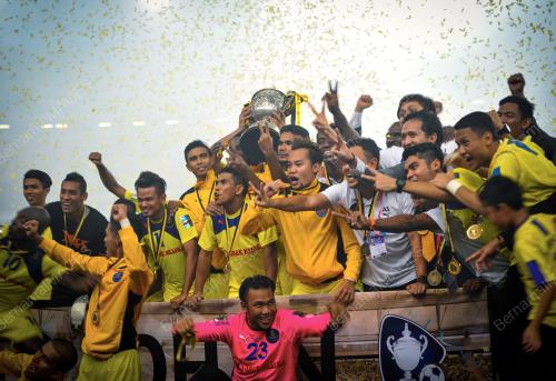 KL71_01112014_BOLA