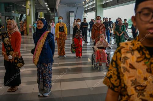 NYONYA PERANAKAN KERETAPI SARONG