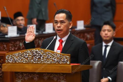 ANGKAT SUMPAH AHLI DEWAN NEGARA