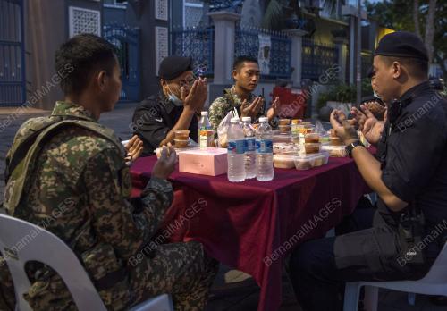 BERBUKA PUASA