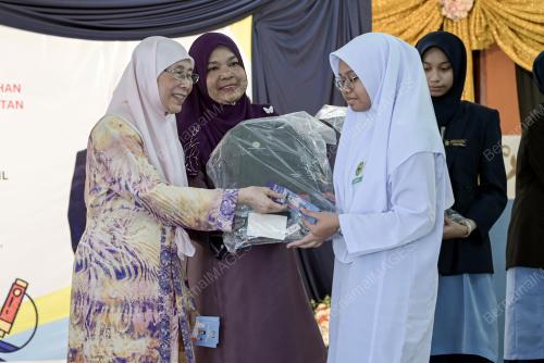 DATUK SERI DR WAN AZIZAH WAN ISMAIL