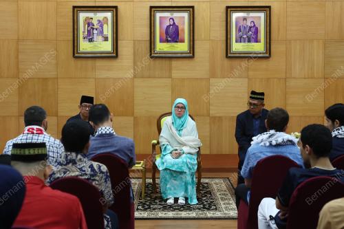 TUANKU AZIZAH AMINAH MAIMUNAH ISKANDARIAH