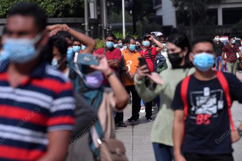 WARGA ASING BERBARIS PANJANG DI PPV KLCC