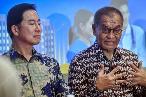 DATUK SERI DR DZULKEFLY AHMAD