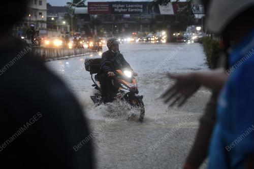 TINJAUAN BANJIR KILAT DI IBU KOTA