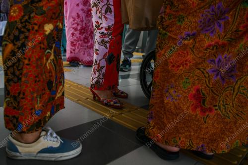 NYONYA PERANAKAN KERETAPI SARONG