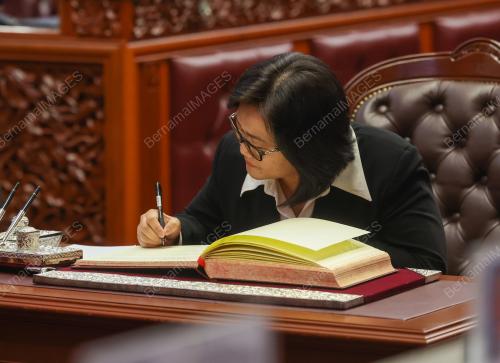 ANGKAT SUMPAH AHLI DEWAN NEGARA