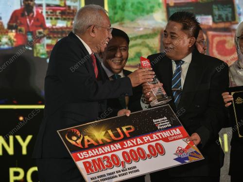 DATUK SERI MAHDZIR KHALID