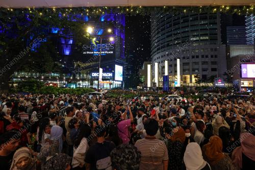 SALJI BUATAN TARIKAN ORANG RAMAI