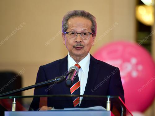 DATUK DR TENGKU MOHD AZZMAN SHARIFFADEEN