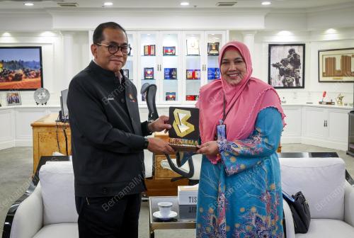 KUNJUNGAN HORMAT BERNAMA KE MINDEF
