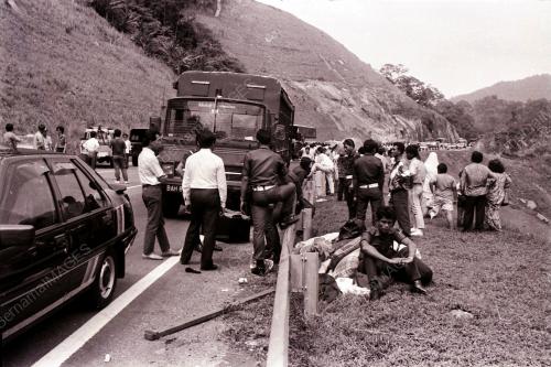 FEBRUARI 1990 I