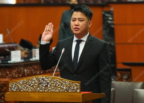 ANGKAT SUMPAH AHLI DEWAN NEGARA
