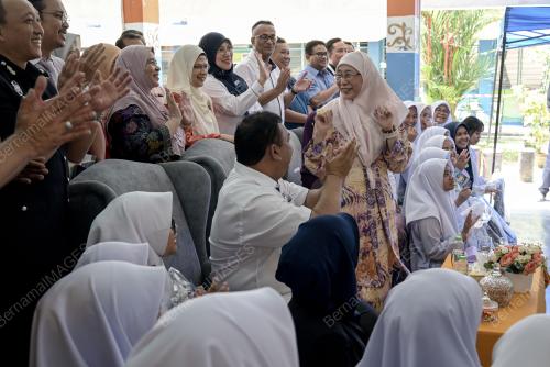 DATUK SERI DR WAN AZIZAH WAN ISMAIL
