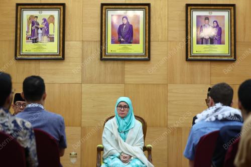 TUANKU AZIZAH AMINAH MAIMUNAH ISKANDARIAH