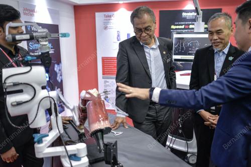 DATUK SERI DR DZULKEFLY AHMAD