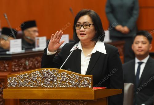ANGKAT SUMPAH AHLI DEWAN NEGARA