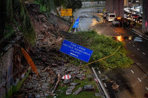 TANAH RUNTUH