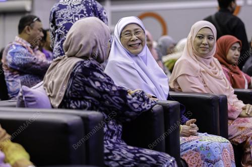 DATUK SERI DR WAN AZIZAH WAN ISMAIL