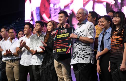 KL74_31102017_PM_PENYERAHAN_SKIM_BN201710309804