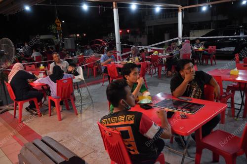 KEDAI MAKAN DIBENAR BEROPERASI SEHINGGA JAM 12 MALAM