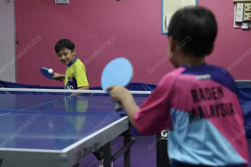 PEMAIN CILIK PING PONG