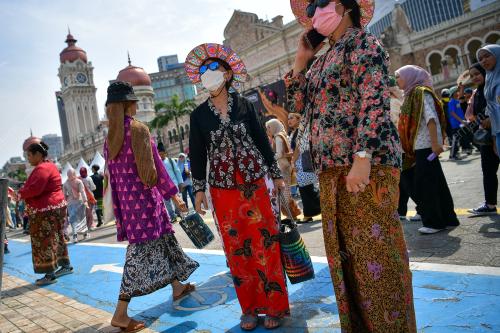 NYONYA PERANAKAN KERETAPI SARONG