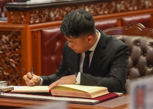 ANGKAT SUMPAH AHLI DEWAN NEGARA