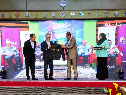 DATUK FAHMI FADZIL