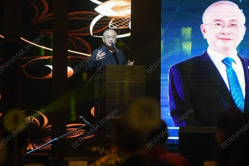DATUK SERI DR WEE KA SIONG