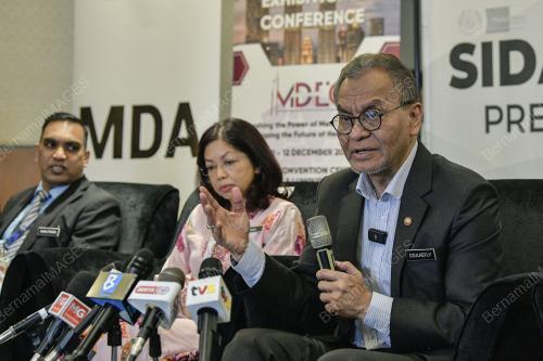 DATUK SERI DR DZULKEFLY AHMAD