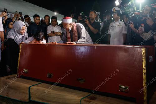 ALLAHYARHAM LT KDR WAN REZAUDEEN KAMAL WAN ZAINAL ABIDIN
