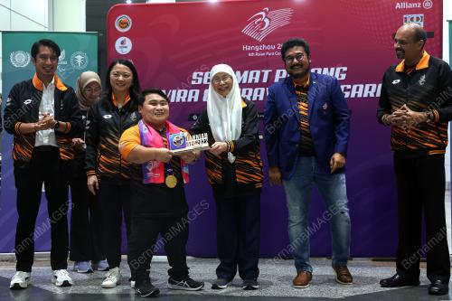 DATUK SERI DR WAN AZIZAH WAN ISMAIL