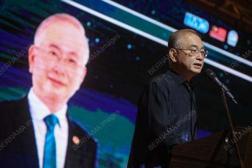 DATUK SERI DR WEE KA SIONG