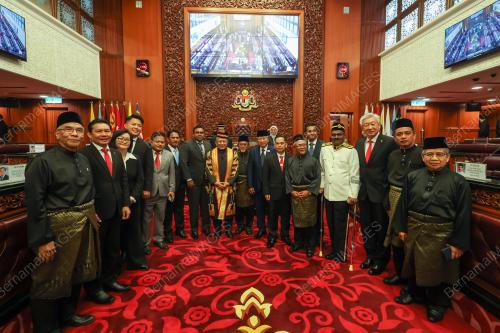 ANGKAT SUMPAH AHLI DEWAN NEGARA