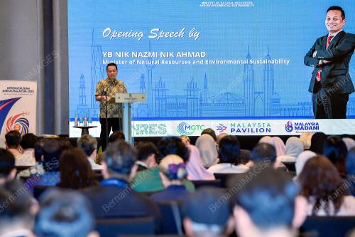 NIK NAZMI NIK AHMAD